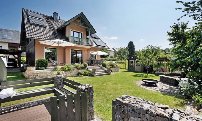 Borstendorf Apartment | Holiday Apartment Arzgebirg with Whirlpool, Private Terrace, Treehouse for Children