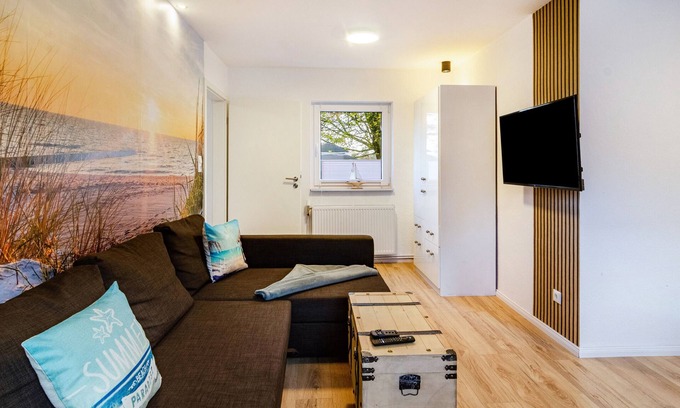 Altengroden Apartment | Holiday Apartment 'Wellenrauschen' with Garden, Terrace, Whirlpool & Wi-Fi
