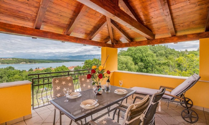 Soline House | Holiday apartment Dobrinj for 2 - 5 persons with 2 bedrooms - Holiday house