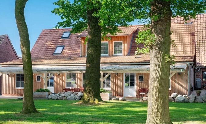 Strohen Apartment | Holiday apartment "Eichengeflüster Schwalbenloft" with a private terrace under the oaks