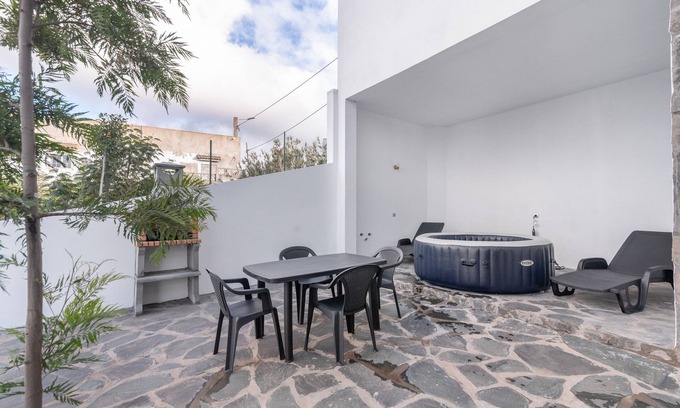 Santa Maria de Guia de Gran Canaria Apartment | Holiday Apartment 'El Mirador 1' with Sea View, Private Terrace and Wi-Fi