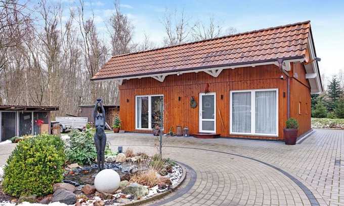 Varel Apartment | Holiday Apartment 'Ferienhaus Im Grünen' with Private Terrace, Wi-Fi and Air Conditioning