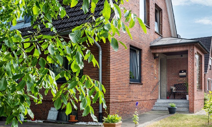 Stade Apartment | Holiday Apartment "Ferienwohnung am Elbstrom" with Shared Terrace & Wi-Fi