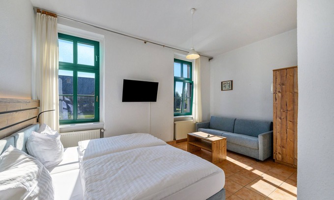 Muritz Apartment | Holiday Apartment 'Fewo E5' with Shared Garden and Wi-Fi