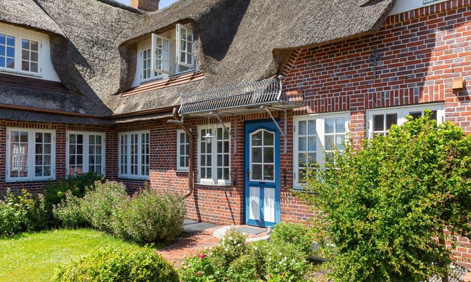 Nebel Apartment | Holiday Apartment Friesenglueck in Nebel on the island Amrum - thatched roof hou