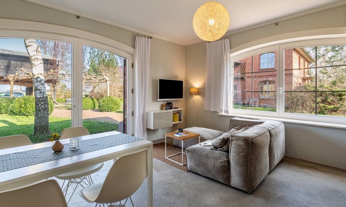 Saal Apartment | Holiday Apartment FÜNF at Hof Himmelgrün with Large Garden