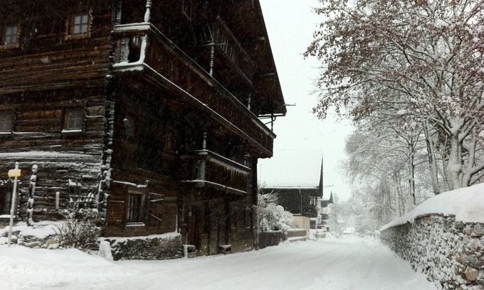 Stuhlfelden Apartment | Holiday Apartment "Geigerhaus 500 Jahre - Maisonette" with Mountain View, Shared Terrace & Wi-Fi