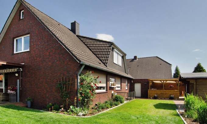Zetel Apartment | Holiday Apartment 'Goesmann' with Private Terrace and Wi-Fi