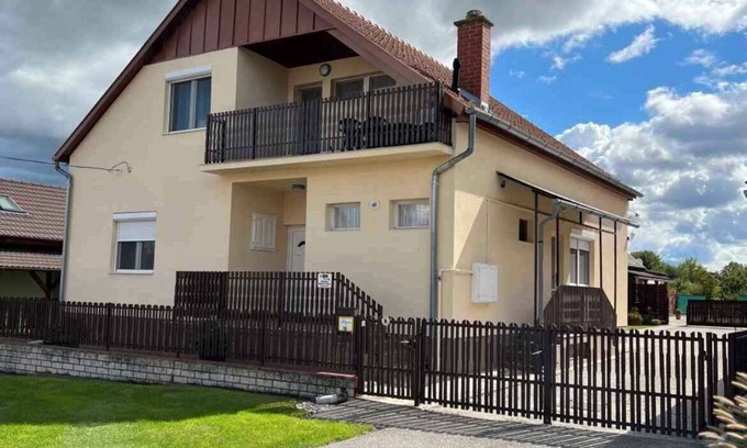 Balatonbereny Apartment | Holiday apartment with beautiful garden and gazebo