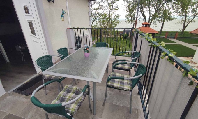 Balatonboglar Apartment | Holiday apartment directly on the beach with lake view, Wi-Fi and air conditioning
