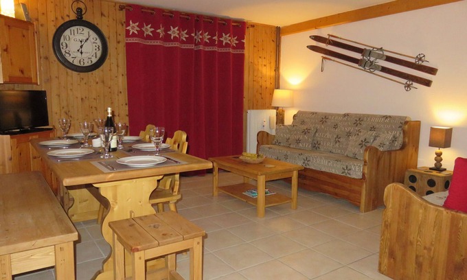 Samoens Apartment | Holiday Apartment in Samoens Centre 60mܑ 2 bedrooms + bunk room Wi-Fi TV & DVD