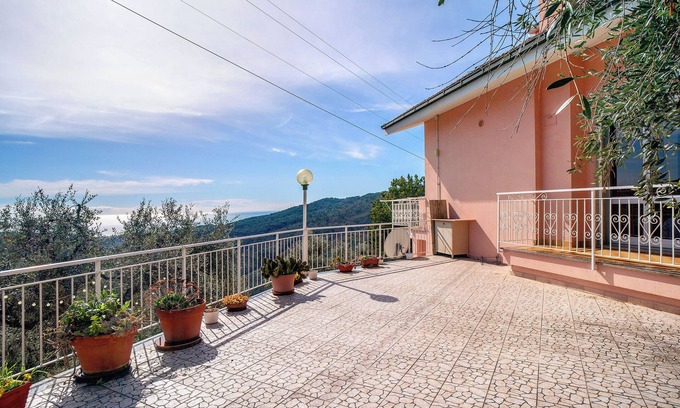 Villa Faraldi Apartment | Holiday Apartment "Paola" with Sea View, Private Terrace & Wi-Fi