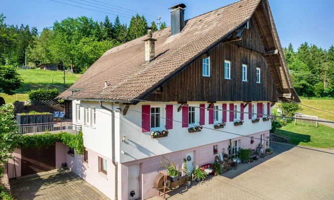 Wolfach - Saint Roman Apartment | Holiday Apartment "Klausenhansenhof" with Shared Terrace and Wi-Fi