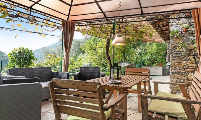 Avegno Apartment | Holiday Apartment "Le Cicale a Due Passi dal Mare" with Shared Garden
