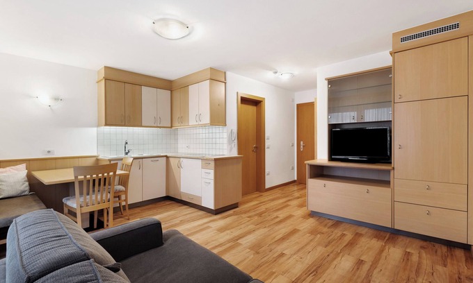 Naz Apartment | Holiday Apartment 'Linder 17' with Mountain View, Communal Pool and Wi-Fi