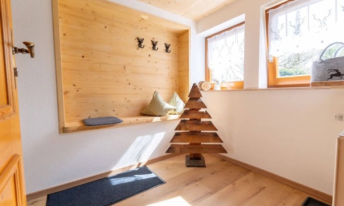 Schonach im Schwarzwald Apartment | Holiday Apartment 'Maisonette-Ferienwohnung' with Mountain View, Shared Garden and Wi-Fi