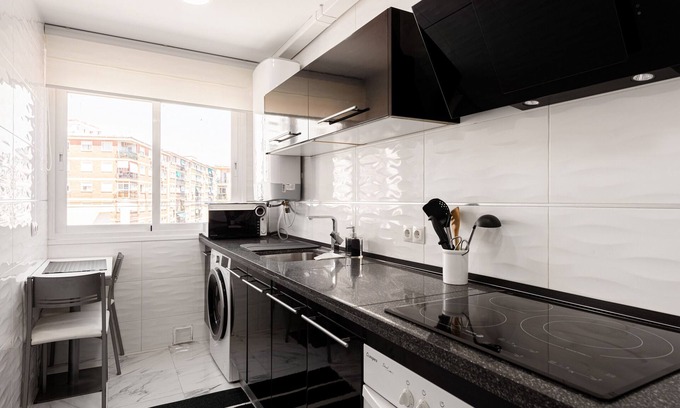 Cruz de Humilladero Apartment | Holiday Apartment "Maria Zambrano Málaga" with Wi-Fi