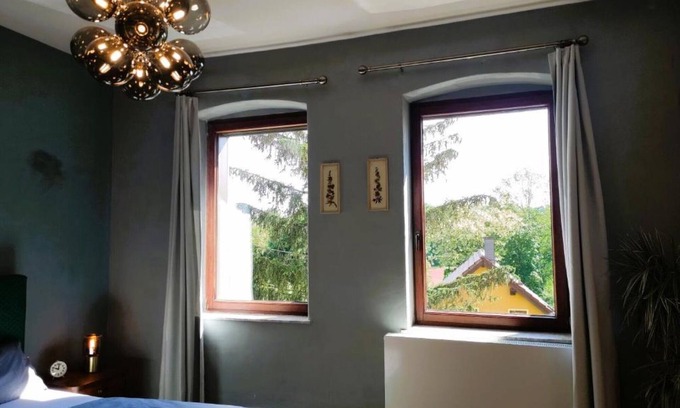 Weimar Apartment | Holiday Apartment "Nostalgie Apartment blau" with Shared Terrace, Shared Garden & Wi-Fi