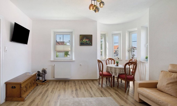 Oxenbronn Apartment | Holiday Apartment 'Romantika - Fewo Og Rechts' with Shared Garden, Balcony and Wi-Fi