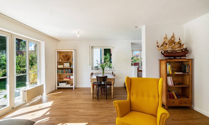 Furstenfeldbruck District Apartment | Holiday Apartment 'Sam's Homestay' with Terrace, Garden & Wi-Fi