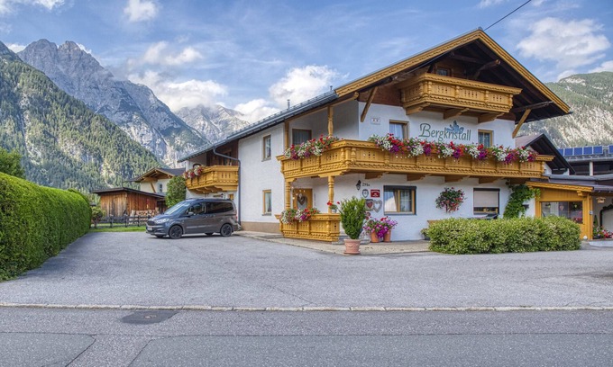 Weidach Apartment | Holiday Apartment "Sterngucker Suite" with Mountain View, Shared Garden & Wi-Fi