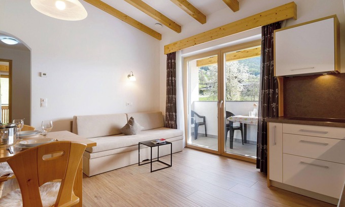 Issengo Apartment | Holiday Apartment "Stiflerhof Apt Alpenrose" with Mountain View, Shared Garden & Wi-Fi