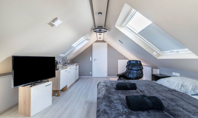 Heide Apartment | Holiday Apartment "Uhse Loft" with Shared Garden & Wi-Fi