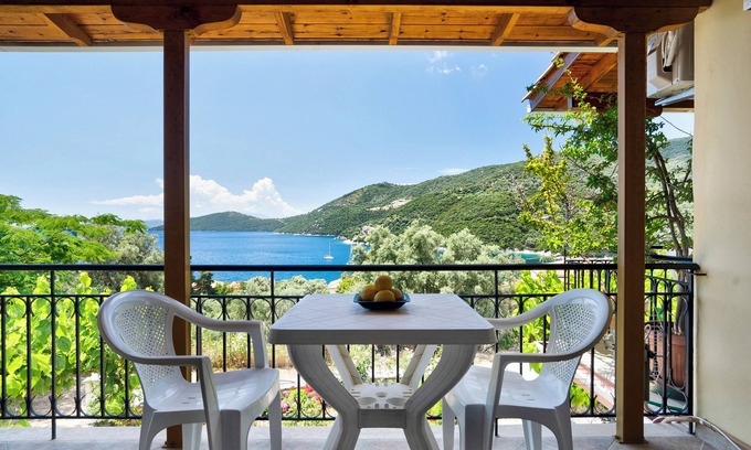 Mikros Gialos Apartment | Holiday Apartment "Vardia studio A" with Sea View, Wi-Fi & Balcony