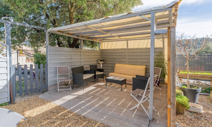 Lioux Apartment | Holiday Apartment 'Villa les Lauriers' with Mountain View & Wi-Fi