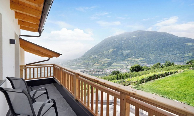 Lagundo Apartment | Holiday Apartment "Weinberg" with Mountain View, Wi-Fi, Terrace, Balcony & Garden