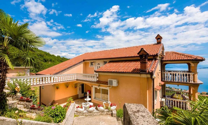 Bregi Apartment | Holiday apartment with panoramic sea views