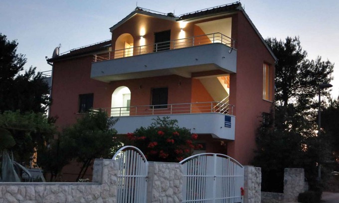 Srima Apartment | Holiday apartment with air conditioning close to the beach