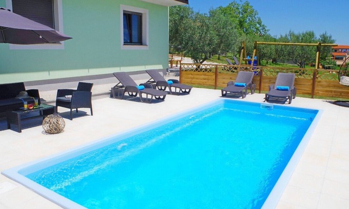 Zminj Apartment | Holiday apartment with private pool in village Sutivanac