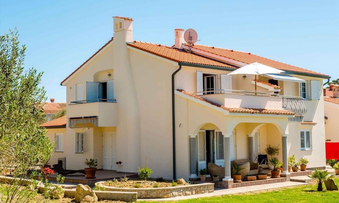 Banjol Apartment | Holiday apartment with air conditioning