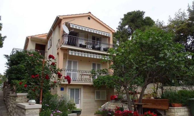 Petrcane Apartment | Holiday apartment with air conditioning only 25 meters to the Adriatic Sea