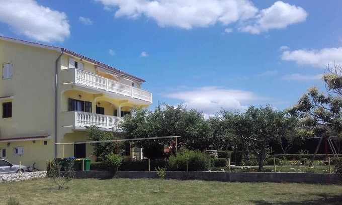 Lopar Apartment | Holiday apartment with barbecue and children's playground