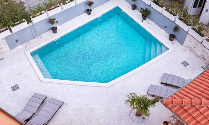 Srima Apartment | Holiday apartment with balcony and air conditioning