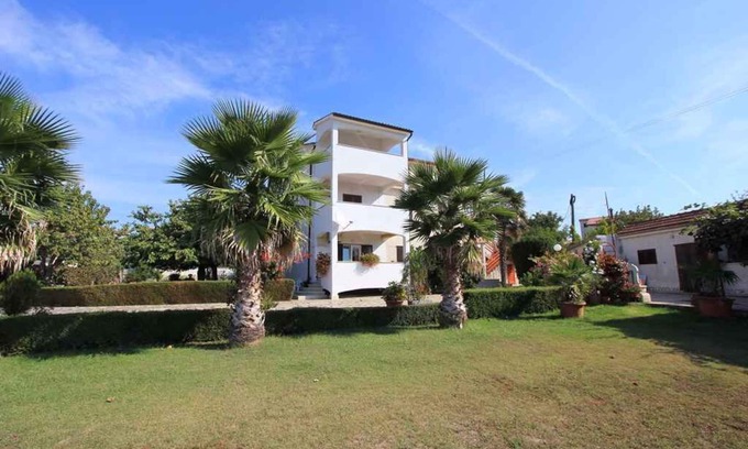 Pomer Apartment | Holiday apartment with garden and barbecue