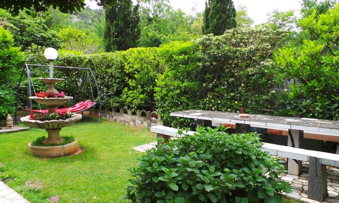 Jablanac Apartment | Holiday apartment with satellite TV, 200 m from shingle beach