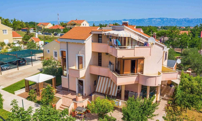 Privlaka Apartment | Holiday apartment with air conditioning 200 m from the sea