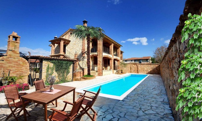 Nova Vas Apartment | Holiday apartment with pool and Tuscan style
