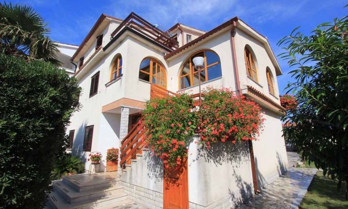 Pomer Apartment | Holiday apartment with sea view