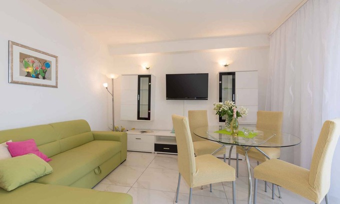 Ravni Apartment | Holiday apartment with sea view and barbecue facilities