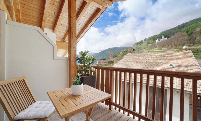 Burgusio Apartment | Holiday Apartment "Zwick Valarga" with Mountain View, Balcony and Shared Garden
