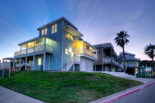 Sand Point House | Holiday Beach House by AvantStay Pool Beach
