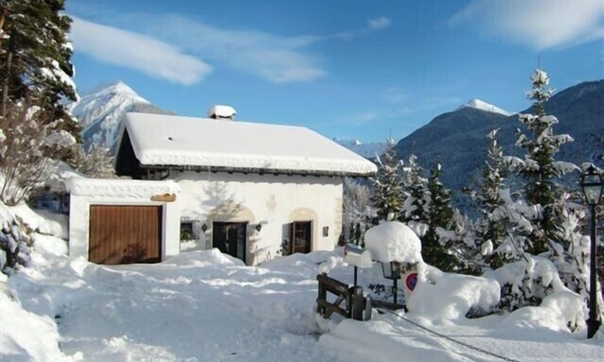 Albula-Alvra Ski Chalet | Holiday home between Davos + Lenzerheide, 8 people, hiking, cycling, swimming