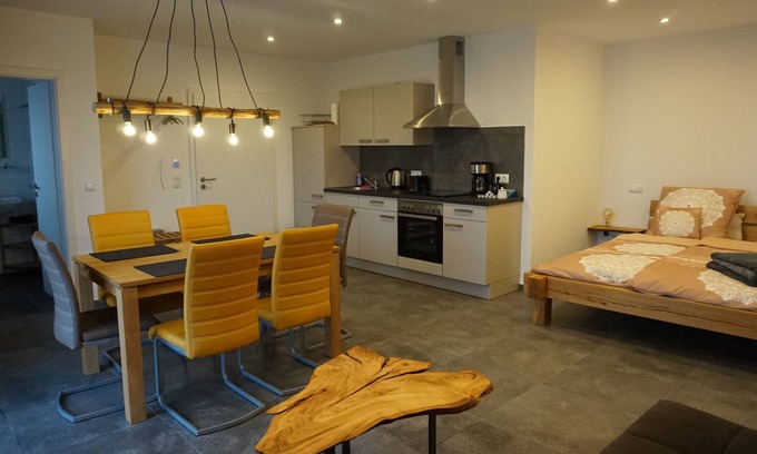 Mainz-Bingen Apartment | Holiday Cherry Blossom Garden