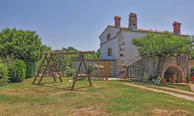 Sumber House | Holiday cottage Erika * 6000 m2 garden, playground, BBQ, dogs welcome