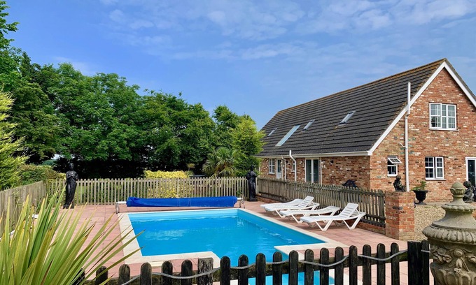 Louth Cottage | Holiday Cottage with pool, sleeps 6