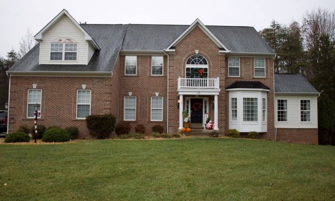 Ruby House | Holiday decorated Stafford Estate home on quiet 3 acre lot